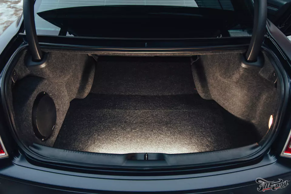 Обновленный Chrysler 300C! Кузовной ремонт и полный окрас кузова, оклейка матовым полиуретаном, комплексная шумоизоляция и сабвуферное звено, плановое ТО
